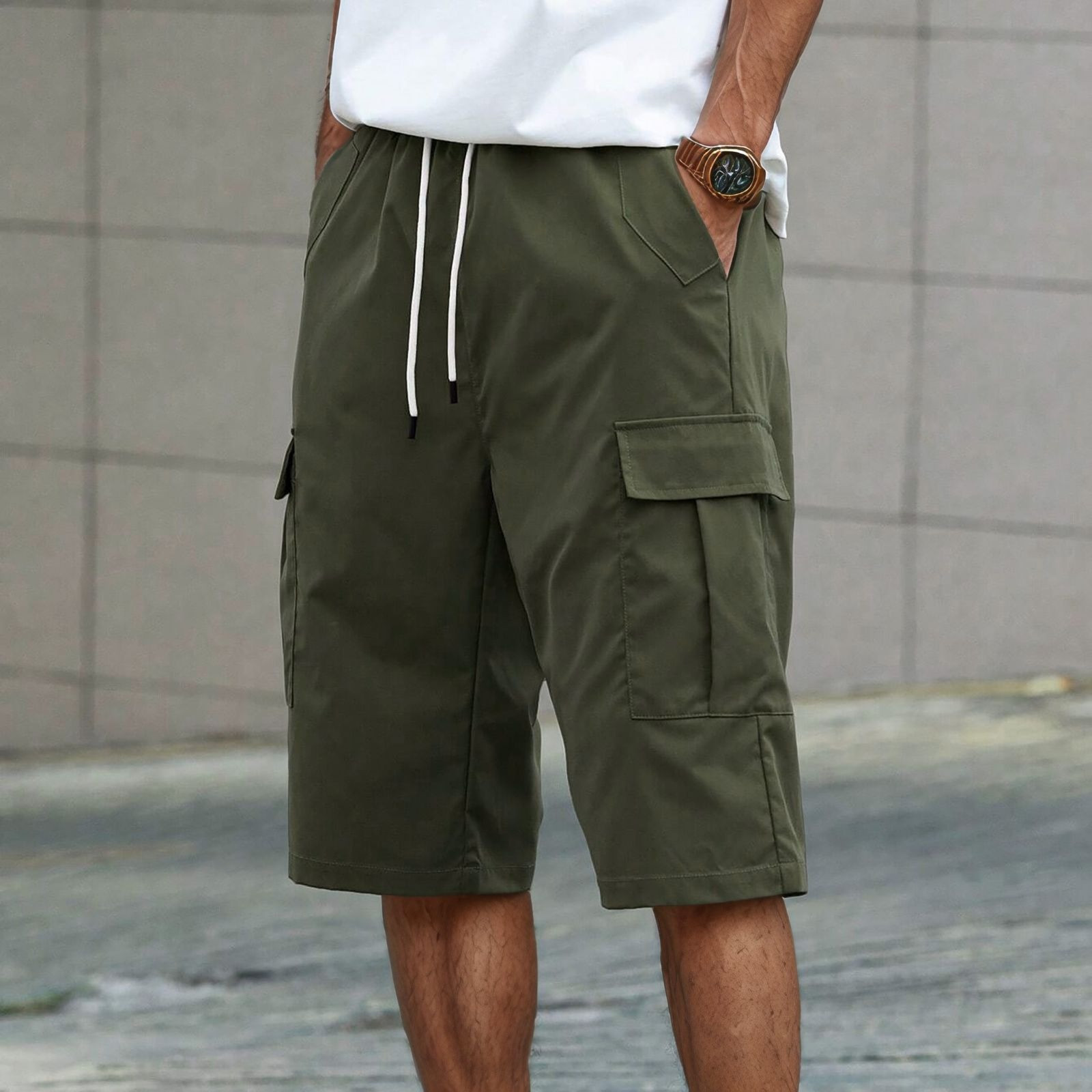 thumbnail image 4 of Pantalones cortos cargo para hombre con múltiples bolsillos: poliéster resistente, largo medio, perfectos para actividades al aire libre y para combinar con camisetas., 4 of 8